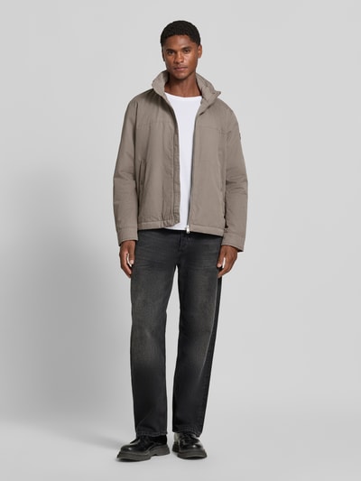 Männermodel trägt Regular Fit Blouson mit Baumwoll-Abteil von Marc O'Polo, Herren Bomberjacke, graue Farbe, glatte Textur, Ganzkörperansicht von vorne.