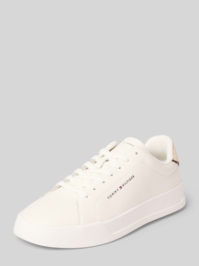 Produktfoto, Low Top Sneaker aus echtem Leder Modell 'TH COURT' von Tommy Hilfiger in unifarbener Optik mit flacher, strukturierter Sohle, Schnürverschluss und Kontrastdetails.