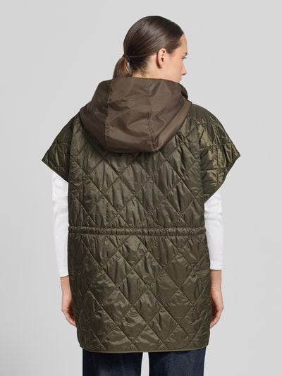 Vrouwenmodel draagt oversized bodywarmer met capuchon model 'ORIGANO' van Weekend Max Mara in donkergroen, getextureerd oppervlak, dames weste, Ganzkörperansicht Rückansicht.