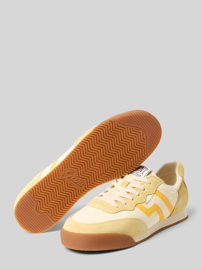 Produktfoto, Sneaker mit Label-Details Modell 'Beylana' von Gant für Damen, abgerundete Form in Gelb-Weiß, Schnürung, strukturierte Sohle, Absatzhöhe 2 cm, Schafthöhe 8 cm, Schaftweite 6 cm.
