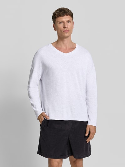 Männermodel trägt Longsleeve mit überschnittenen Schultern Modell 'SONOMA' von American Vintage, reine Baumwolle, V-Ausschnitt, Ganzkörperansicht von vorne.