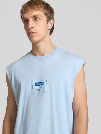 Männermodel trägt Regular Fit Tank Top aus reiner Baumwolle Modell 'NURAZAK' von Hugo Blue, Optik: Unifarben, Label-Patch, Jersey, Nahaufnahme Oberkörper.