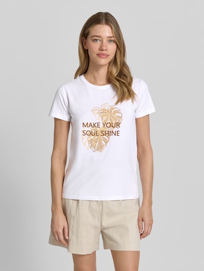 Frauenmodel trägt Damen T-Shirt mit Statement- und Motiv-Print Modell 'RINA' von Soyaconcept in Weiß, Reine Baumwolle, Regular-Fit, Rundhalsausschnitt, Rückenlänge bei Größe S: 60 cm, Ganzkörperansicht von vorne.