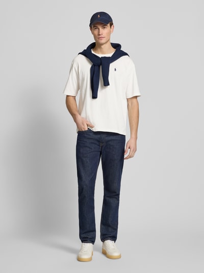 Männermodel trägt Relaxed Fit T-Shirt aus reiner Baumwolle von Polo Ralph Lauren in Unifarben mit Label-Stitching, Ganzkörperansicht von vorne.