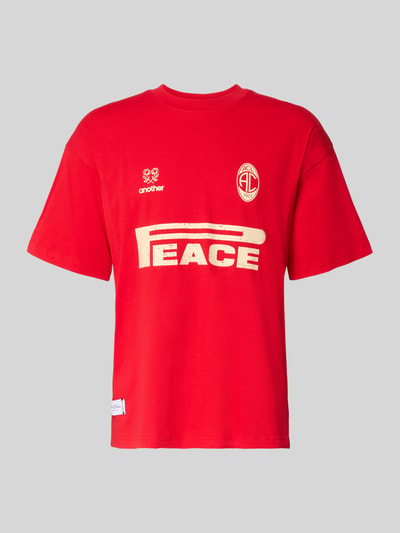 Produktfoto, Regular Fit T-Shirt mit Logo-Print von Another Cotton Lab in Rot aus reiner Baumwolle mit Rundhalsausschnitt, Herren T-Shirt, Rückenlänge bei Größe M 71 cm.