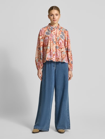 Frauenmodel trägt Hose aus Lyocell mit Tunnelzug Modell 'REESE' von SUNCOO PARIS, Wide Leg, reines Lyocell, Ganzkörperansicht von vorne.