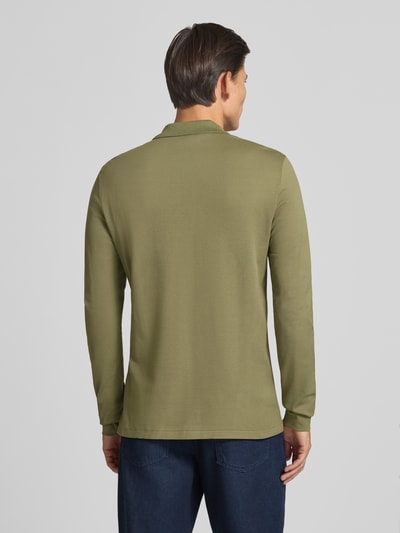 Mannelijk model draagt Regular Fit poloshirt uit puur katoen van Lacoste in olijfgroen, Heren poloshirt, Ganzkörperansicht Rückansicht.