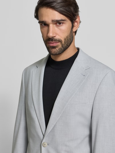 Männermodel trägt Slim Fit 2-Knopf-Sakko mit Viskose-Anteil von MCNEAL in Unifarbenem-Design, Material-Mix, Nahaufnahme Oberkörper.