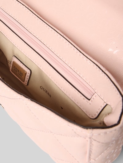 Productfoto, schoudertas met labelapplicatie model 'LIBBY' van guess, hoofdvak met magneetsluiting, kettingdetail, lichtroze, 24x14x6 cm, schouderband 114 cm