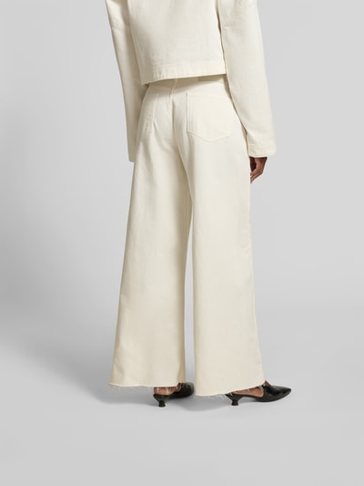 Frauenmodel trägt Wide Fit Jeans im 5-Pocket-Design von black palms, cremefarben, Reine Baumwolle, strukturierte Oberfläche, Ganzkörperansicht Rückansicht.