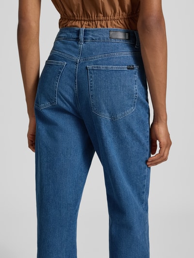 Frauenmodel trägt Relaxed Fit Jeans aus Baumwoll-Mix Modell 'YARA' von Cars Jeans in Mittelblau mit 5-Pocket-Design, Ganzkörperansicht Rückansicht. Damen Jeans von Cars Jeans, Baumwoll-Mix, Relaxed Fit, Knopf- und Reißverschluss, Bundweite 36 cm, Innenbeinlänge 81 cm.