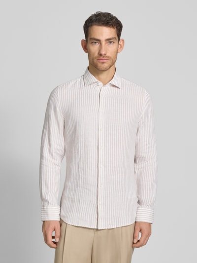 Männermodel trägt Slim Fit Business-Hemd mit kentkraag van SEIDENSTICKER, zuiver linnen, all-over look, beige-witte strepen, ruglengte 76 cm, schouderbreedte 40 cm, mouwlengte 76 cm, ganzlichaamsaanzicht van voren.