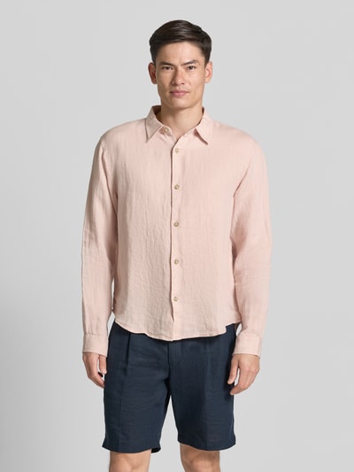 Männermodel trägt Regular Fit Leinenhemd mit Kentkragen von GAP in Rosa, Knopfleiste, reine Leinenstruktur, Ganzkörperansicht von vorne. Rückenlänge bei Größe M 71 cm, Schulterbreite 49 cm, Ärmellänge 64 cm.