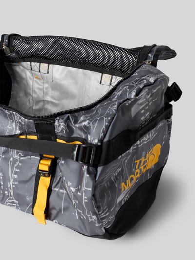 Produktfoto, Weekender mit Logo-Print von The North Face in Grau mit gelbem Logo, Hauptfach mit Reißverschluss, Reißverschlussfach außen, verstellbare Schulterriemen, Maße ca. 50 cm Breite, 32 cm Länge, 30 cm Tiefe, 92 cm Schulterriemen