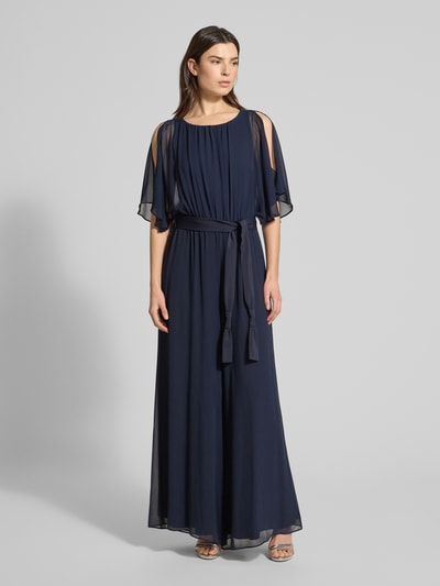 Frauenmodel trägt Jumpsuit aus fließendem Stoff mit Bindegürtel von Vera Mont, dunkelblauer Chiffon, weites Bein, Ganzkörperansicht von vorne, Rückenlänge bei Größe 36: 146 cm, Brustweite: 33 cm, Ärmellänge: 30 cm, Gesamtlänge: 147 cm, Innenbeinlänge: 81 cm.