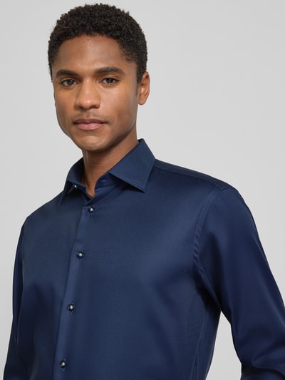 Männermodel trägt Regular Fit Business-Hemd mit Strukturmuster und Kentkragen von Christian Berg Men in Dunkelblau, Reine Baumwolle, Nahaufnahme Oberkörper. Rückenlänge bei Größe 39/40: 78 cm, Schulterbreite: 46 cm, Ärmellänge: 65 cm.