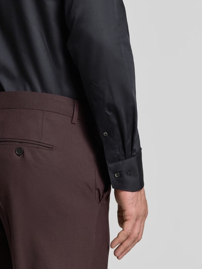 Männermodel trägt Modern Fit Businesshemd aus reiner Baumwolle Modell 'Global Kent' von OLYMP in Schwarz, Nahaufnahme Oberkörper, Herren Businesshemd von OLYMP