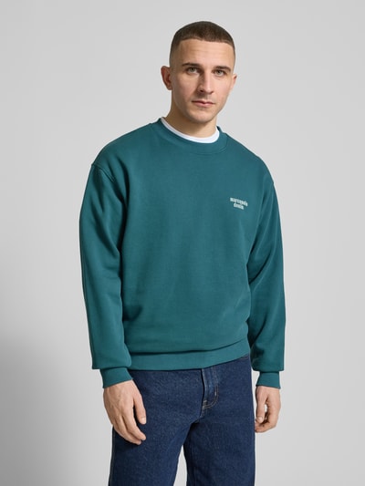 Männermodel trägt Regular Fit Sweatshirt aus reiner Baumwolle von Marc O'Polo Denim, Optik: Unifarben, Materialverarbeitung: Sweat, Ganzkörperansicht von vorne.