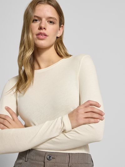 Vrouwenmodel draagt Slim Fit Shirt met lange mouwen uit puur katoen van Marc O'Polo Denim, look: effen, ronde hals, jersey, nahaufnahme bovenlichaam.