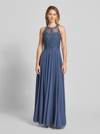 Vrouwenmodel draagt Avondjurk met Ziersteinbesatz van Mascara, blauwe chiffon, getailleerde pasvorm, bloemenkant, maxilengte, mouwloos design, onderrok, naadritssluiting, ruglengte 150 cm, borstwijdte 34 cm. Ganzlichaamsaanzicht van voren.