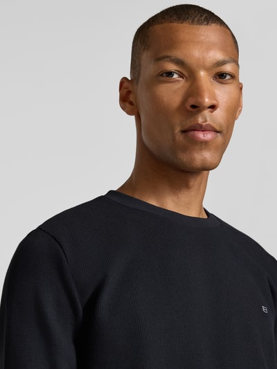 Männermodel trägt Pullover aus Baumwoll-Mix von Christian Berg Men in Dunkelblau mit Rundhalsausschnitt, Nahaufnahme Oberkörper, gerader Schnitt, elastische Ärmelbündchen, Rückenlänge bei Größe M 70 cm.