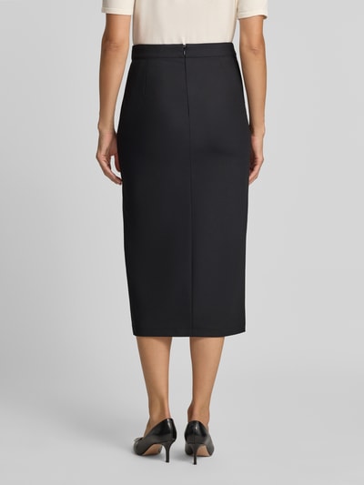 Frauenmodel trägt schwarzen Midirock mit Viskose-Anteil von Armani, figurbetont, Zierknopfleiste am Bund, Ganzkörperansicht Rückansicht. Damen Midirock von Armani, elastischer Material-Mix, Bundweite 38 cm, Länge 84 cm, Rückseitiger Nahtreißverschluss, Wickel-Optik.