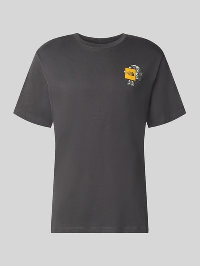 Produktfoto, dunkelgraues T-Shirt aus reiner Baumwolle Modell 'Gear Up Get Out' von The North Face mit Logo-Print, Regular Fit, Rundhalsausschnitt, kurzärmelig, Rückenlänge bei Größe M 68 cm.