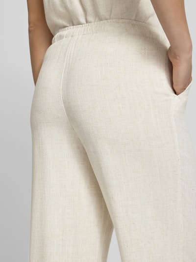 Frauenmodel trägt Loose Fit Weite Hose aus Viskose-Leinen-Mix Modell 'SIESTA' von Only in Beige, Flammgarnstruktur, seitliche Eingrifftaschen, Detailaufnahme Rückansicht.