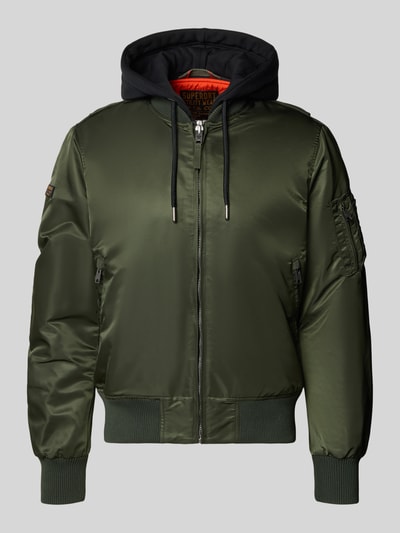 Produktfoto, Bomberjacke mit Kapuze und Reißverschlusstaschen von Superdry in Olivgrün mit glänzender Textur, Regular Fit, Reißverschluss, sichtbare Reißverschlusstaschen und Rippbündchen, Kontext: Rückenlänge 56 cm, Schulterbreite 45 cm, Brustweite 60 cm, Ärmellänge 68 cm