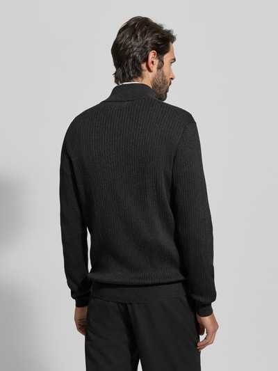 Męski model nosi Strickjacke mit Reißverschluss von Polo Ralph Lauren z czarnej bawełny, regular fit, ściągacze, stójka, widok całej sylwetki z tyłu.