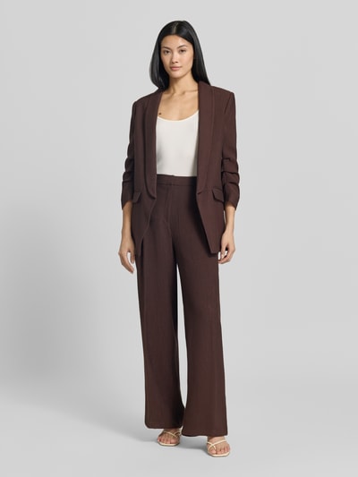 Kobiece modelka nosi Regular Fit Blazer in Crinkle-Optik von MORE, Mieszanka wiskozy, Kieszenie z patką, Szalowy kołnierz, Ganzkörperansicht von vorne