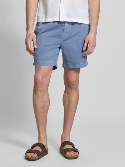 Männermodel trägt Regular Fit Shorts mit elastischem Bund Modell 'SUNFADED' von Gant in Blau, reine Baumwolle, Nahaufnahme Oberschenkel. Herren Shorts mit Tunnelzug, Bundweite 43 cm, Innenbeinlänge 15 cm bei Größe M.