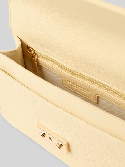 Produktfoto, Crossbody-Bag in Leder-Optik Modell 'Roros East-West' von Seidenfelt, główna przegroda z klapką, przegródka zapinana na zamek błyskawiczny, efekt łańcuszka, szerokość w rozmiarze 1: 23 cm, długość w rozmiarze 1: 15 cm, głębokość w rozmiarze 1: 7 cm, długość paska na ramię w rozmiarze 1: 115 cm, jasny beżowy kolor, delikatna faktura powierzchni