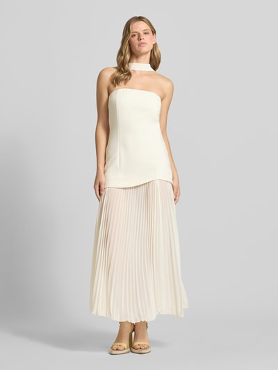 Frauenmodel trägt Midikleid in Plissee-Optik mit Viskose-Anteil von Gina Tricot, Elastischer-Material-Mix, Tailliert, Schal-Accessoire, Schulterfrei, Rückenlänge 114 cm, Brustweite 36 cm, cremefarben, Ganzkörperansicht von vorne.