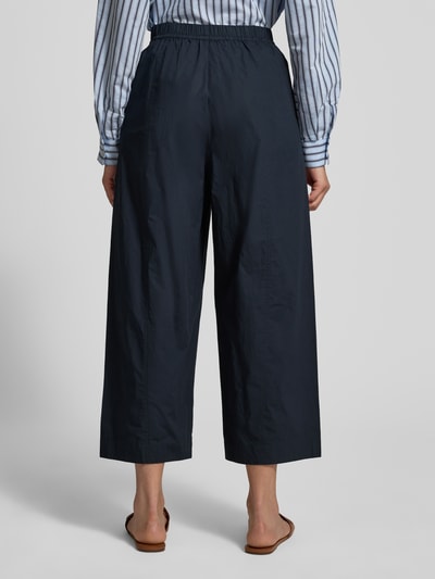 Vrouwenmodel draagt Hose mit elastischem Bund van Lanius in donkerblauw, puur katoen, relaxed fit, elastische band, tunnelkoord, geheel van achteren.