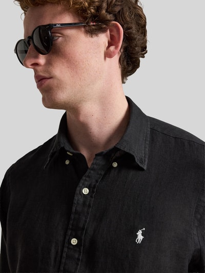 Męskimodel nosi Regular Fit Freizeithemd aus reinem Leinen von Polo Ralph Lauren, jednolity kolor, detal z logo, cieniowana przędza, len, koszula casualowa, kołnierzyk typu button down, listwa guzikowa, długi rękaw, sportowy mankiet, detal na plecach, zapięcie na guziki, widok na górną część ciała, z przodu