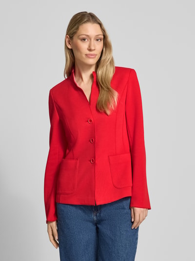 Frauenmodel trägt Slim Fit Blazer mit Stehkragen von WHITE LABEL in Rot aus Baumwoll-Mix mit AufgesetzteTaschen, taillierter Passform, durchgehender Knopfleiste, Rückenlänge 62 cm, Brustweite 46 cm, Ärmellänge 65 cm, Ganzkörperansicht von vorne.