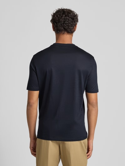 Männermodel trägt T-Shirt mit Label-Stitching von Emporio Armani, Lyocell-Baumwoll-Mix, Regular Fit, Rückansicht, Ganzkörperansicht.