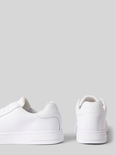 Produktfoto, Sneaker mit Label-Details Modell 'LONDON ACTION' von Armani Exchange, weiß, runde Form, glatte Textur, Herrenschuh, 3 cm Absatz, 8 cm Schaft, Label-Elemente am Fersenbereich.