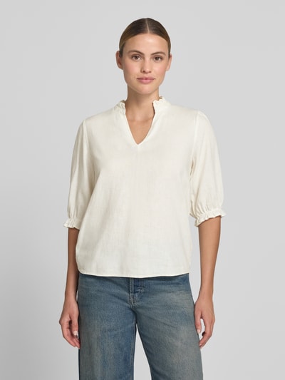 Frauenmodel trägt Bluse aus Leinen-Mix mit Puffärmeln Modell 'FALAKKA' von B.Young, Cremefarbe, Serafino-Kragen, Straight Fit, Ganzkörperansicht von vorne. Leinen-Viskose-Anteil, 3/4-Arm, Rückenlänge 59 cm, Ärmellänge 34 cm.