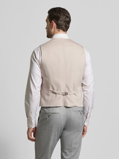 Männermodel trägt Regular Fit Weste aus Viskose-Mix mit V-Ausschnitt von JOOP! Collection, beige, glatte Textur, ganzkörperansicht Rückansicht