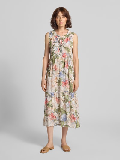 Frauenmodel trägt Midikleid aus Viskose mit Schnürung Modell 'Gi44naa' von ZABAIONE im floralen Allover-Look, Ganzkörperansicht von vorne.