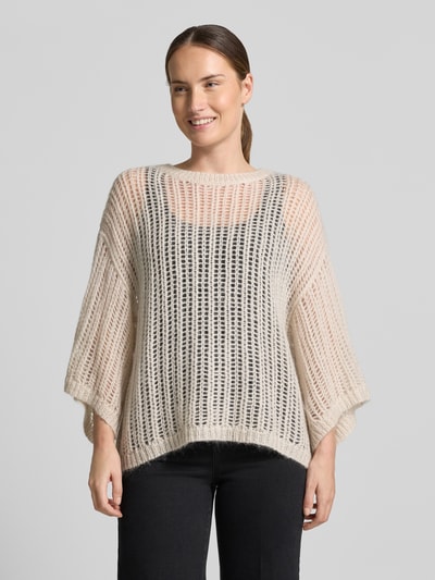 Frauenmodel trägt Loose Fit Pullover aus Woll-Mix von BOSS Orange in Beige mit grober Strickstruktur, Nahaufnahme Oberkörper. Damen Pullover von BOSS Orange.