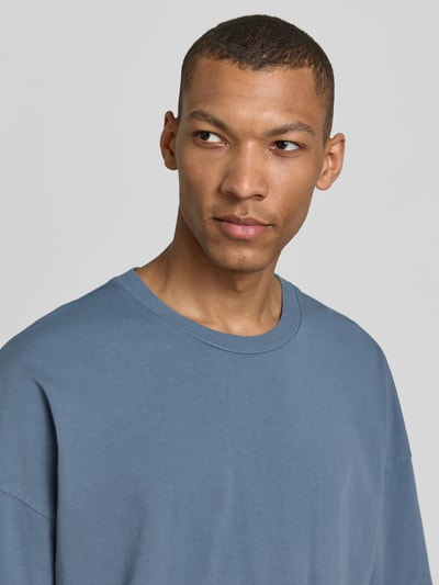 Männermodel trägt T-Shirt mit geripptem Rundhalsausschnitt Modell 'FIZVALLEY' von American Vintage in Blau, reine Baumwolle, Nahaufnahme Oberkörper