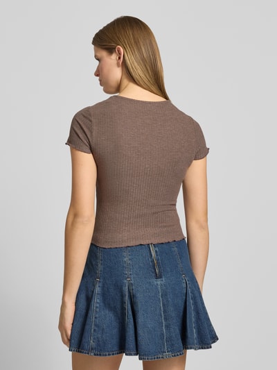 Frauenmodel trägt damski t-shirt Slim Fit T-Shirt mit Ripp-Struktur Modell 'EMMA' von Only, efekt: jednolity kolor, krój slim fit, okrągły dekolt, rękawy: krótki rękaw, zakończenie rękawów: frill, wykończenie: frill, wykończenie materiału: prążkowana faktura, jednokolorowy, widoczne różne faktury, Ganzkörperansicht Rückansicht.