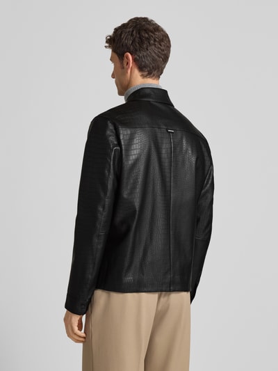 Męski model nosi czarną Slim Fit Jacke in Leder-Optik Modell 'GIUBBINO' od Antony Morato z kołnierzem i patkami, tekstura skóry, widok całej sylwetki z tyłu.