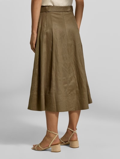 Frauenmodel trägt Midi-Rock aus reinem Leinen von Tommy Hilfiger in Khaki, ausgestellt, mit Gürtelschlaufen, Ganzkörperansicht Rückansicht.
