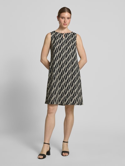 Frauenmodel trägt Knielanges Kleid mit Schlüsselloch-Ausschnitt von Betty Barclay im Straight Fit Material-Mix mit Stretch-Anteil, geometrisches Muster in Beige und Schwarz, glatte Textur, Knielänge, Ganzkörperansicht von vorne. Rückenlänge bei Größe 36: 91 cm, Brustweite bei Größe 36: 44 cm.
