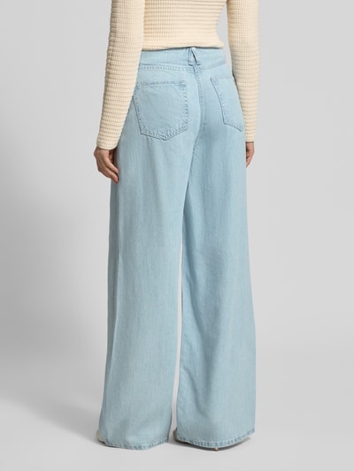 Kobiece model nosi Wide Leg Jeans im 5-Pocket-Design Modell 'Naila' od MAC z lyocellu, jasnoniebieski, długość wewnętrzna 8 cm, szerokość w rozmiarze 36/32: 39 cm, widok całej sylwetki z tyłu.