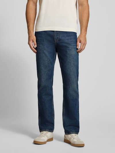 Mannenmodel draagt donkere blauwe straight fit jeans uit puur katoen, rechte pijpen, lichte wassing, Straight Fit Jeans uit reiner Baumwolle Modell 'MAADOX' van ARMEDANGELS, geheellichaamsaanzicht van voren, heren straight fit jeans van ARMEDANGELS.